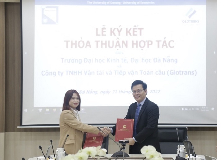 Đại diện lãnh đạo Nhà trường ký kết hợp tác với Công ty Vận tải và Tiếp vận Toàn Cầu