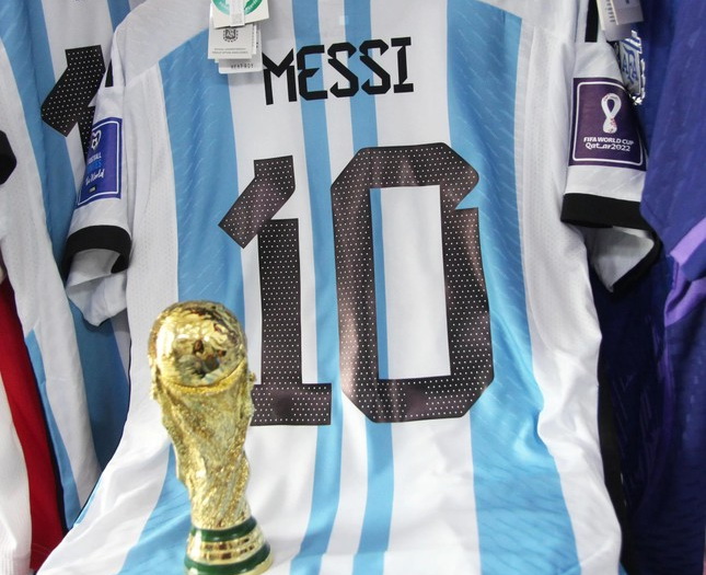 Jersey của Messi tại World Cup 2022 được mong chờ như một ngọn lửa sáng chói. Tuy nhiên, đó là một trong những thứ bạn sẽ không muốn thấy bị cháy đốt. Chọn hình ảnh liên quan để thưởng thức những bức hình đẹp về Messi trong trang phục đấu.