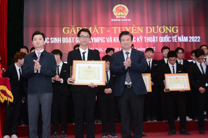 Thứ trưởng Nguyễn Hữu Độ và Bí thư Trung ương Đoàn Nguyễn Minh Triết trao Bằng khen cho học sinh đoạt giải Olympic và KHKT quốc tế