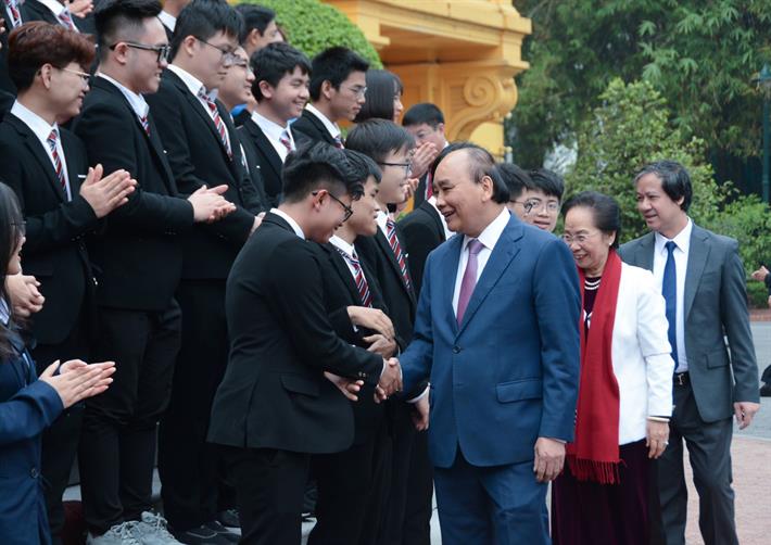 Chủ tịch nước Nguyễn Xuân Phúc vui mừng đón các học sinh đoạt giải Olympic và Khoa học kỹ thuật quốc tế năm 2022 tại Phủ Chủ tịch