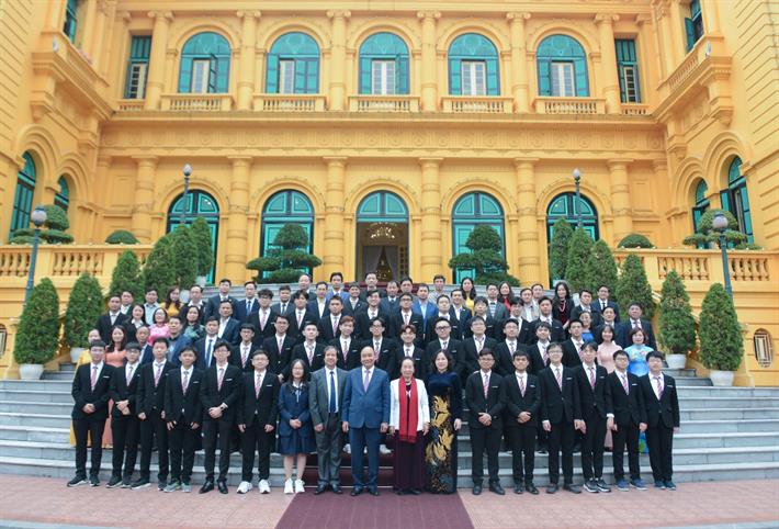Chủ tịch nước Nguyễn Xuân Phúc và các đại biểu chụp ảnh lưu niệm với các em học sinh tại Phủ Chủ tịch