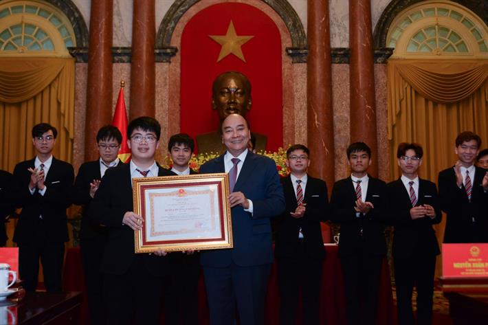 Chủ tịch nước Nguyễn Xuân Phúc trao tặng Huân chương Lao động hạng Nhì cho em Ngô Quý Đăng, Huy chương Vàng Olympic Toán học năm 2022 với số điểm tuyệt đối 42/42