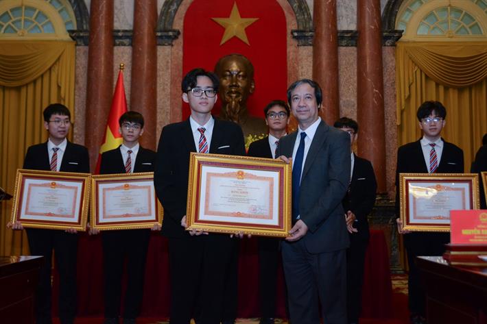 Bộ trưởng Bộ GDĐT Nguyễn Kim Sơn trao tặng Bằng khen của Thủ tướng Chính phủ cho các em học sinh