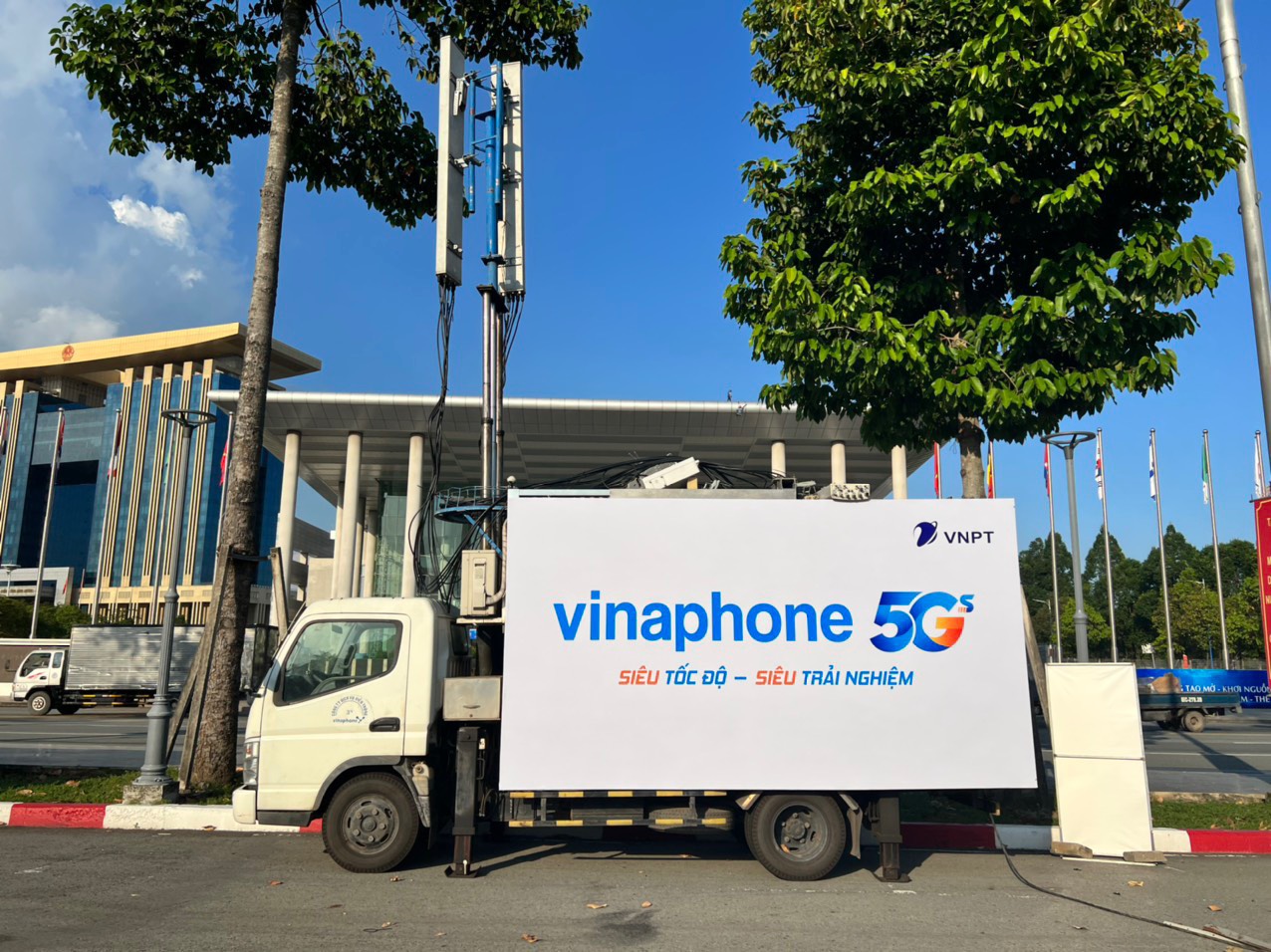 Trạm phát song lưu động VinaPhone 5G lưu động phục vụ Techfest Việt Nam 2022