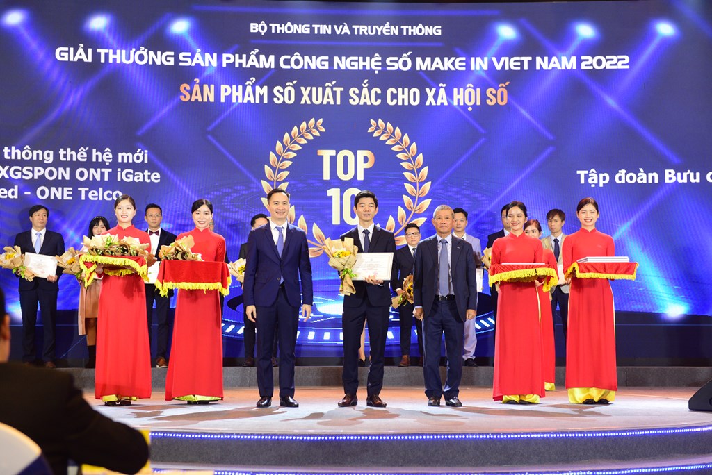Đại diện VNPT Technology nhận giải thưởng sản phẩm công nghệ số Make in Vietnam 2022.