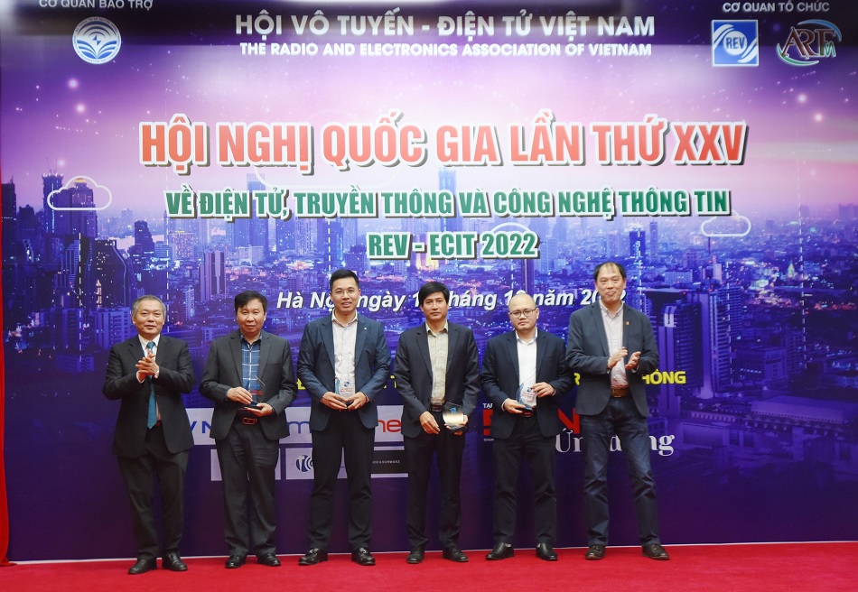 Ông Nguyễn Việt Bằng – Phó Tổng giám đốc Công ty VNPT Technology tham gia tọa đàm với các chuyên gia