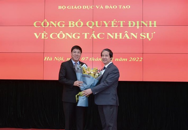Bộ trưởng Nguyễn Kim Sơn trao Quyết định và chúc mừng tân Cục trưởng Cục Quản lý chất lượng Huỳnh Văn Chương