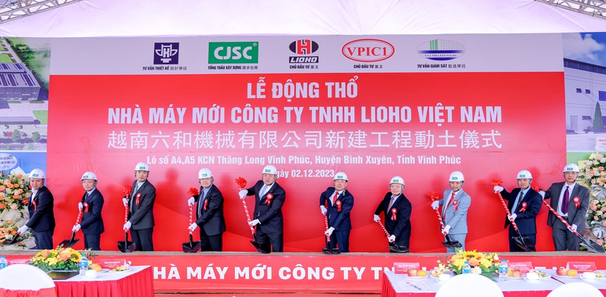 Chủ tịch UBND tỉnh Lê Duy Thành và các đại biểu thực hiện nghi thức động thổ dự án