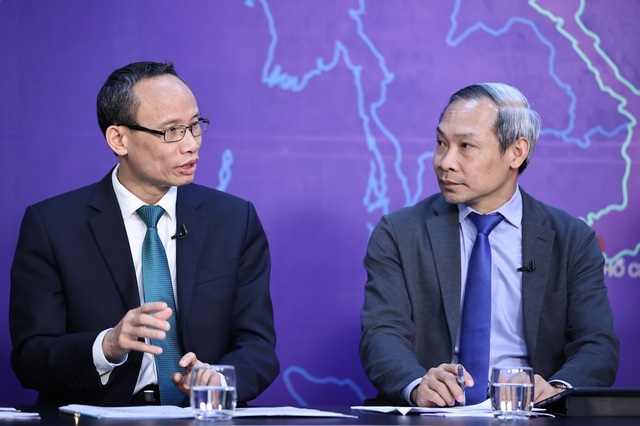 Chuyên gia kinh tế Cấn Văn Lực (trái) và ông Phan Đức Hiếu (phải) chia sẻ ý kiến tại Tọa đàm - Ảnh: VGP/Nhật Bắc
