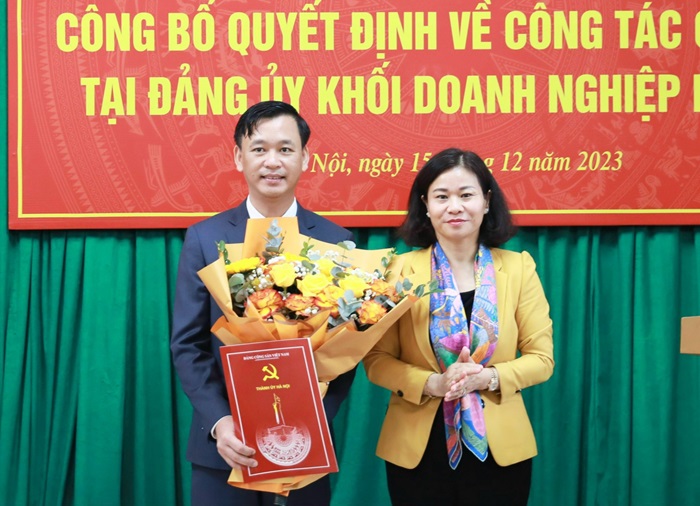 Phó Bí thư Thường trực Thành ủy Hà Nội Nguyễn Thị Tuyến trao Quyết định và tặng hoa chúc mừng đồng chí Lương Mạnh Sơn