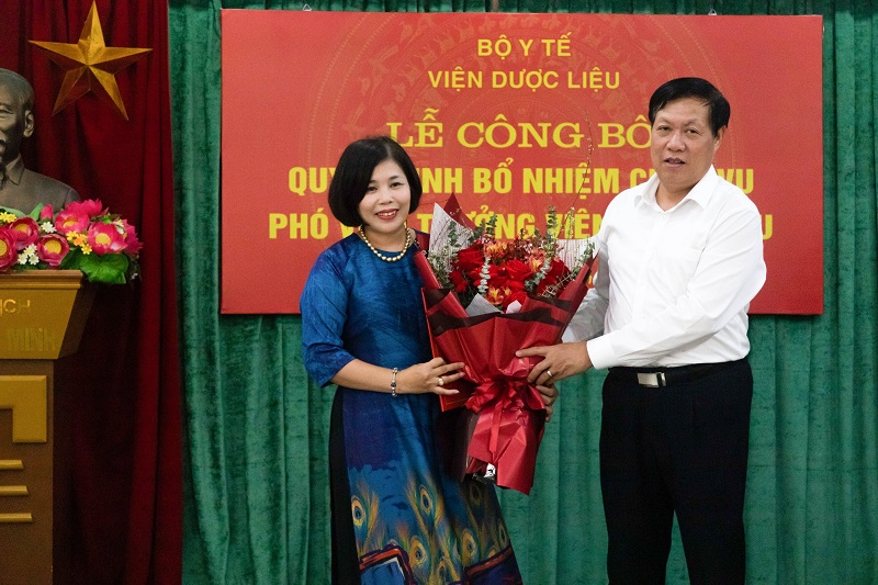 Thứ trưởng Bộ Y tế Đỗ Xuân Tuyên trao quyết định.