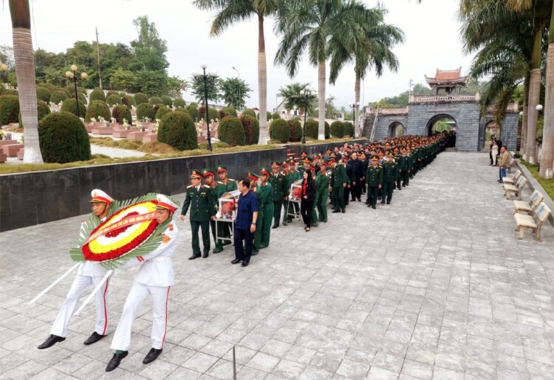 Lễ di quan hài cốt liệt sĩ từ nhà quản trang đến vị trí an táng