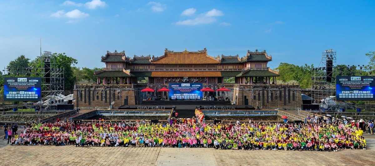 Các đội tham dự cuộc thi và Ban tổ chức chụp ảnh tại Kinh thành Huế