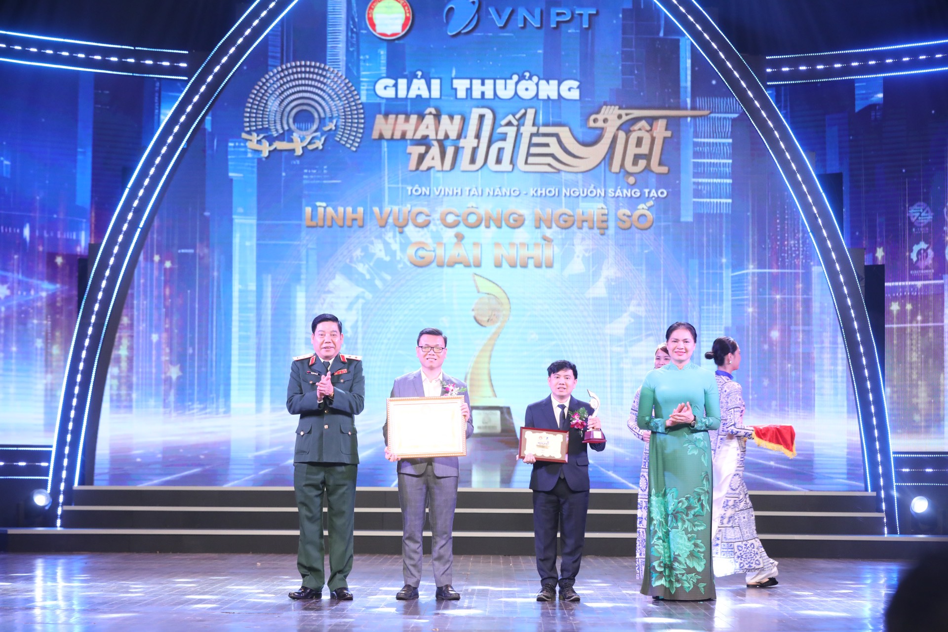 Metric - nền tảng số liệu E-commerce của Công ty Cổ phần Khoa học dữ liệu, giành giải Nhì Nhân tài Đất Việt 2023.