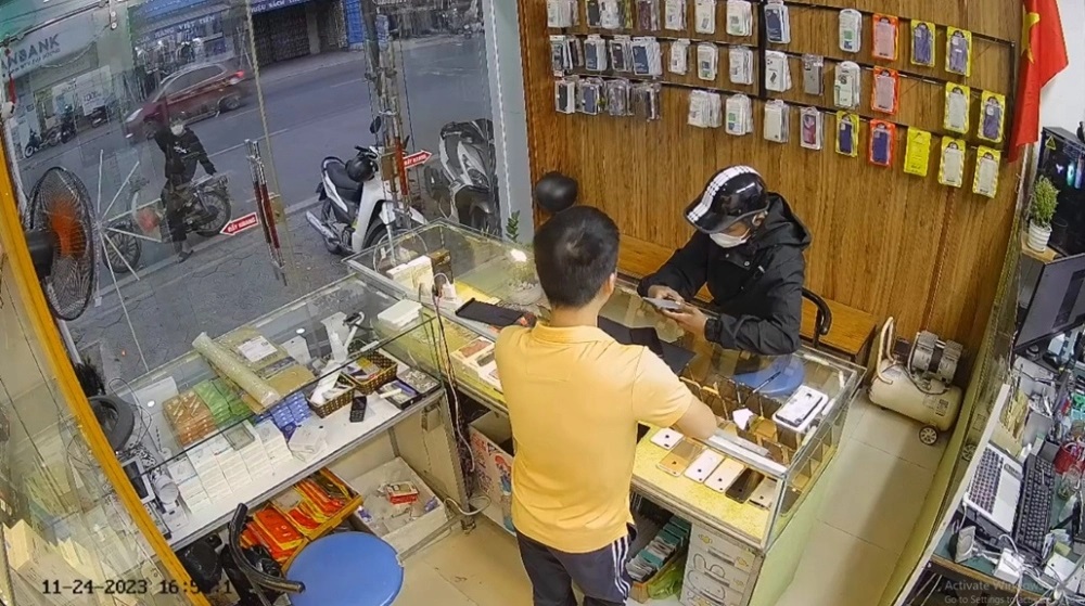 Dương Trung Hiếu vào cửa hàng, đóng giả người mua và thực hiện hành vi cướp giật (Ảnh cắt từ clip)