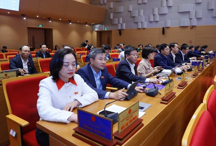 Các đại biểu HĐND thành phố Hà Nội nhấn nút thông qua Nghị quyết