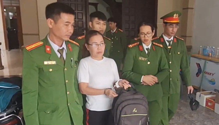 Cơ quan Cảnh sát điều tra Công an huyện Hậu Lộc thi hành Lệnh bắt bị can để tạm giam đối với Nguyễn Thị Xuyến