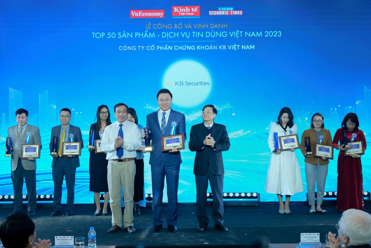  Ông Jeon MunCheol - Tổng giám đốc Công ty CP chứng khoán KB Việt Nam nhận giải “Top 50 Sản phẩm - Dịch vụ Tin Dùng Việt Nam 2023”
