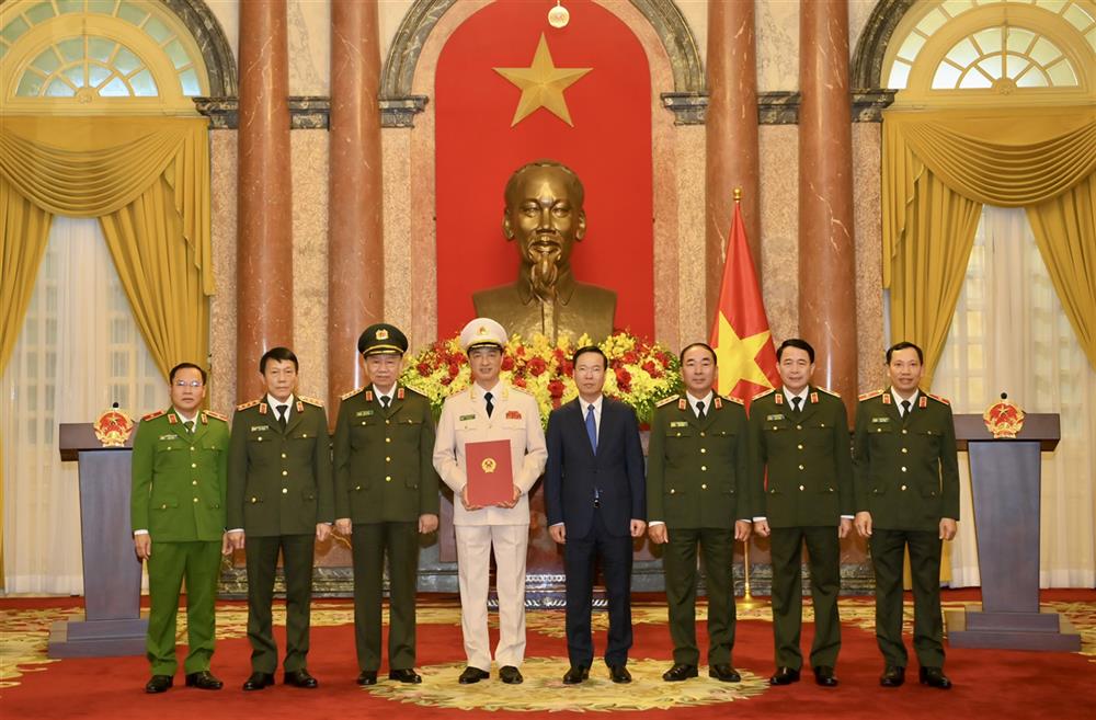 Chủ tịch nước Võ Văn Thưởng và các đồng chí lãnh đạo Bộ Công an chúc mừng Thứ trưởng Nguyễn Duy Ngọc.