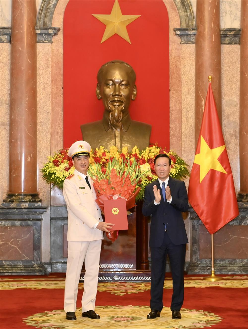 Chủ tịch nước trao Quyết định thăng cấp bậc hàm Thượng tướng đối với Thứ trưởng Nguyễn Duy Ngọc.