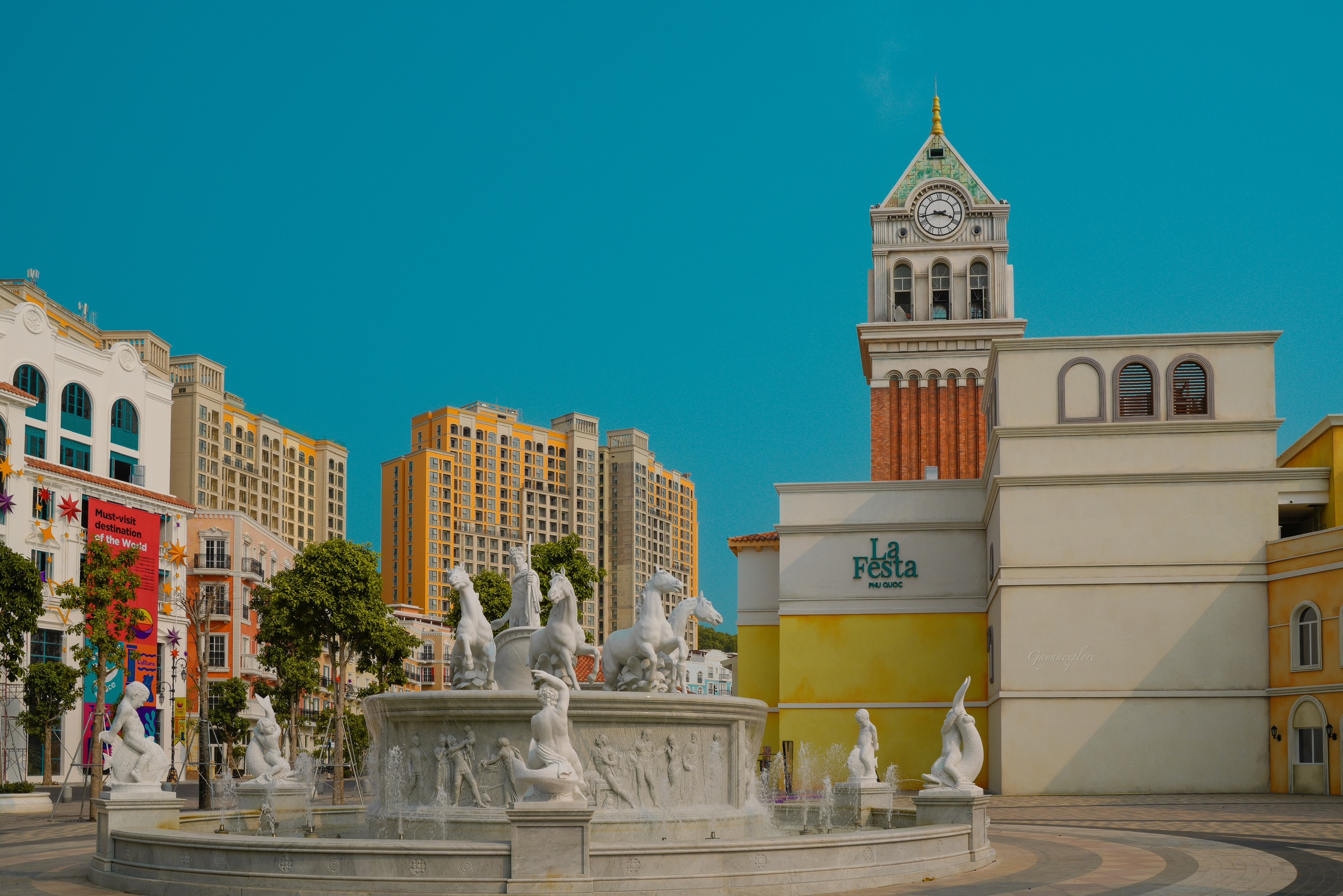 Khách sạn La Festa Phu Quoc, Curio Collection by Hilton tọa lạc nơi “trái tim” Sunset Town.
