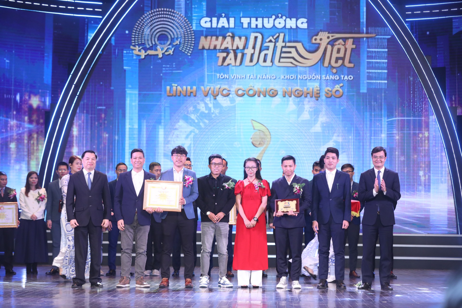 Nhóm tác giả Chống lừa đảo được vinh danh tại Giải thưởng Nhân tài Đất Việt 2023 “Cống hiến vì Cộng đồng”.
