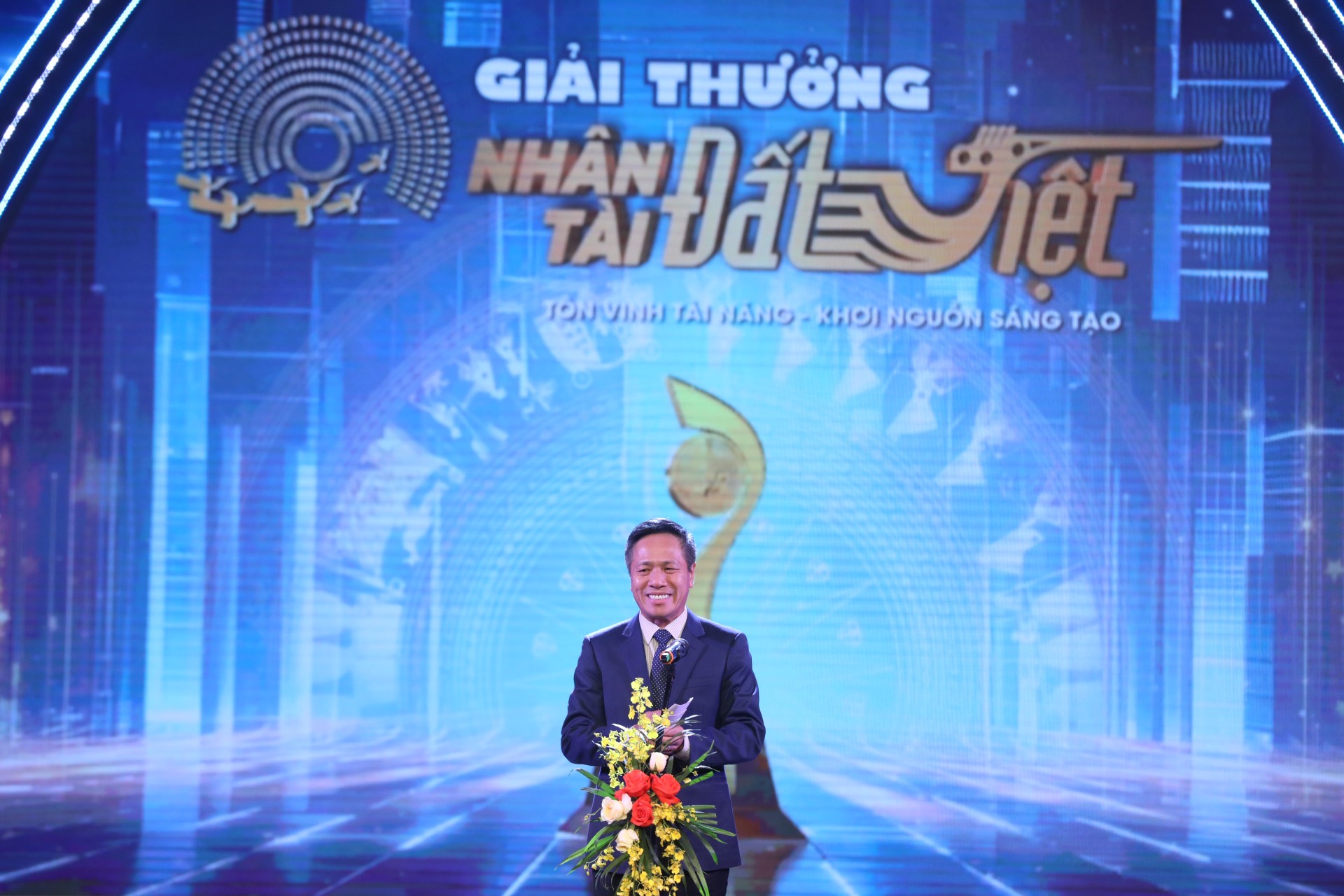 Chủ tịch Hội đồng thành viên Tập đoàn VNPT - ông Tô Dũng Thái công bố Giải Nhất duy nhất lĩnh vực Công nghệ số.