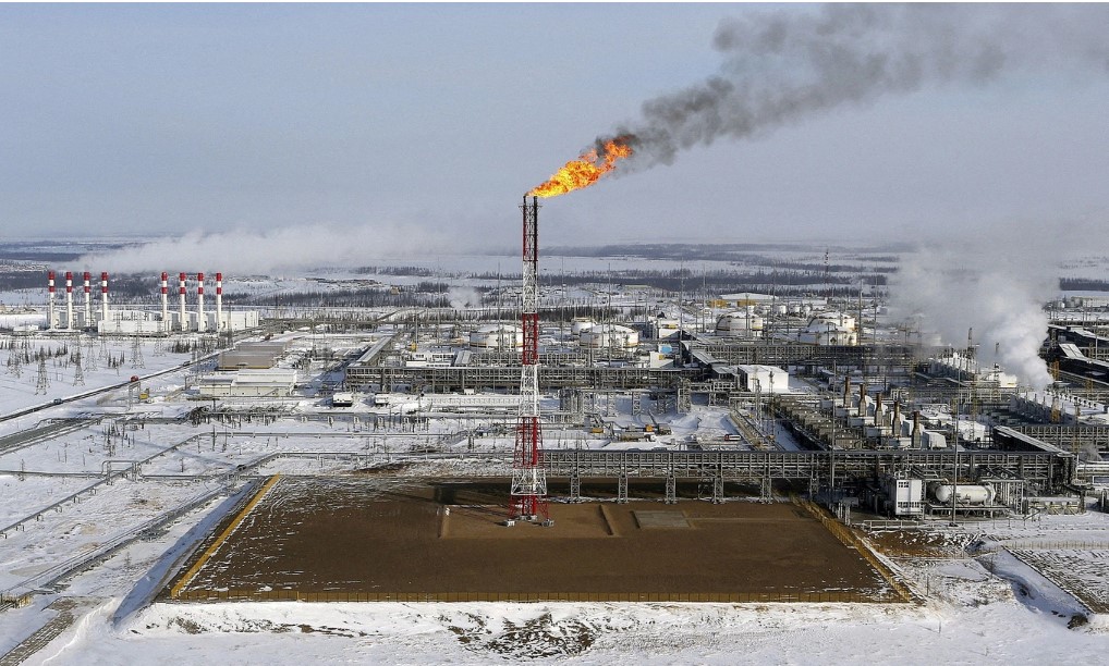 Tròn một năm trước, mức giá trần 60 USD/thùng và lệnh cấm nhập khẩu dầu thô của Nga qua đường biển đã chính thức có hiệu lực (Ảnh: Reuters).