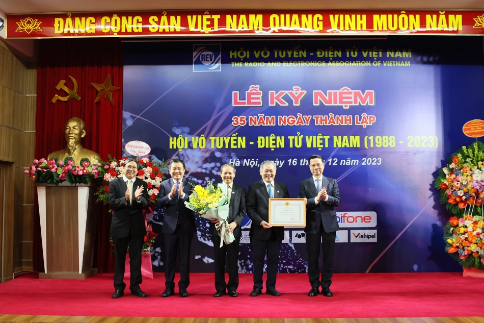 Chủ tịch và Phó Chủ tịch Hội Vô tuyến - Điện tử Việt Nam nhận bằng khen của Bộ trưởng Bộ TT&TT