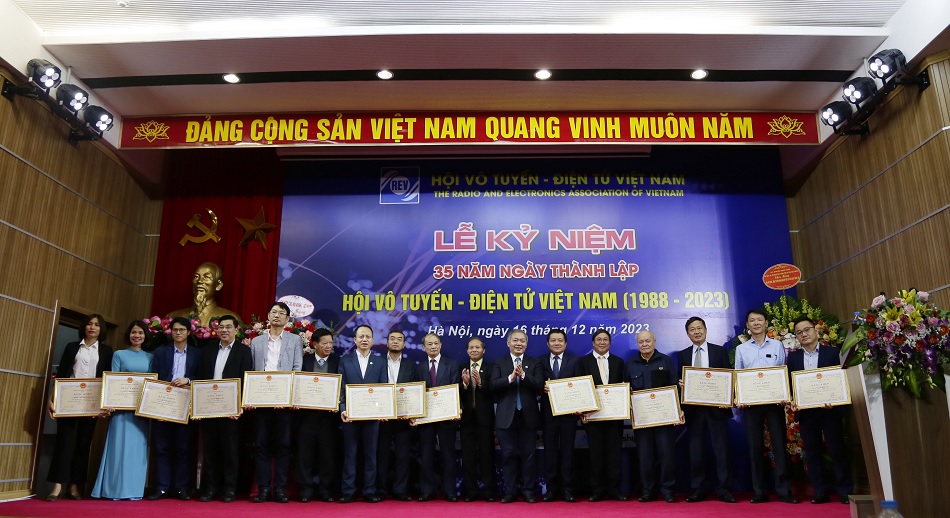 Tổng Giám đốc Tập đoàn VNPT, Phó Chủ tịch Hội Vô tuyến - Điện tử Việt Nam Huỳnh Quang Liêm, nhận bằng khen vì có nhiều đóng góp cho sự phát triển Hội Vô tuyến - Điện tử Việt Nam giai đoạn 2018 – 2023.