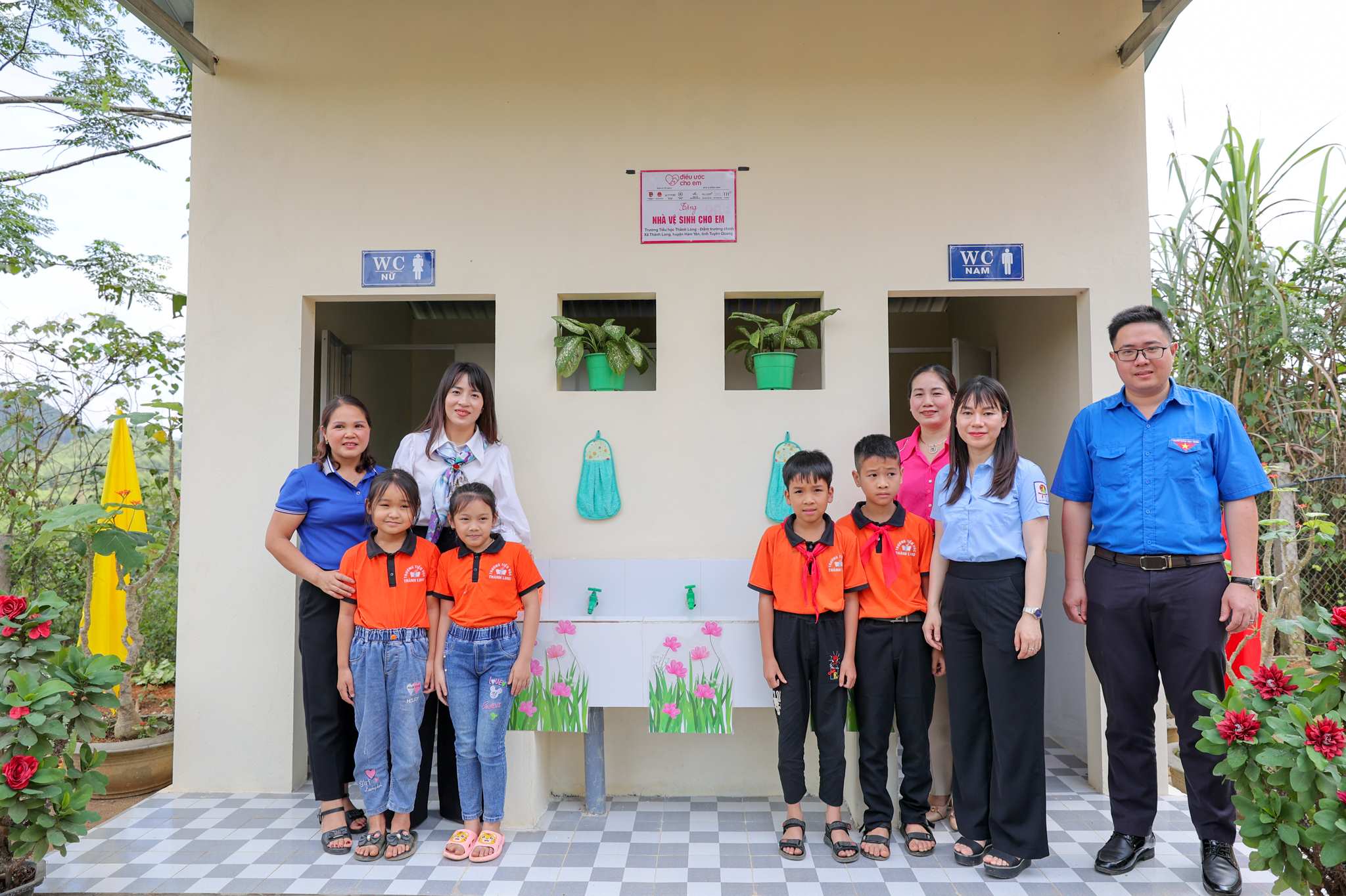 Một nhà vệ sinh mới được xây tặng trong chương trình 1.000 Nhà vệ sinh cho em của Quỹ Vì Tầm Vóc Việt