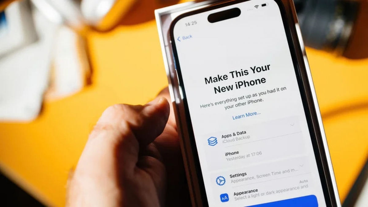 A hand holding a phone

Description automatically generated with low confidence