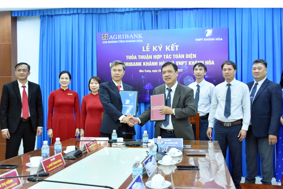 Lãnh đạo VNPT Khánh Hòa (bên phải) và lãnh Agribank Khánh Hòa ký kết thỏa thuận hợp tác toàn diện giữa 2 đơn vị