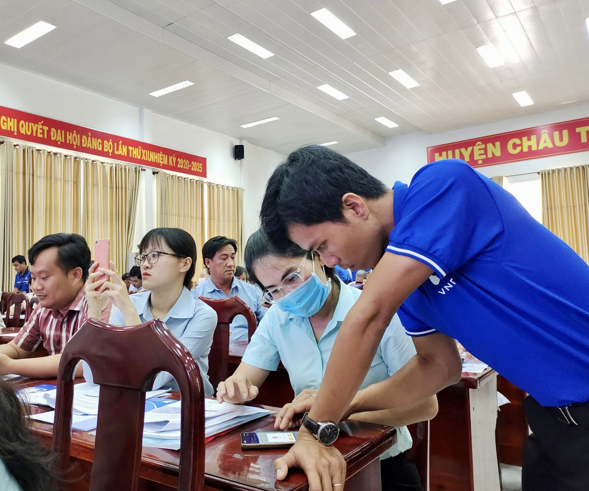 Nhân viên VNPT Tây Ninh hướng dẫn đăng ký tài khoản, quy trình khởi tạo chữ ký số VNPT smartCA.