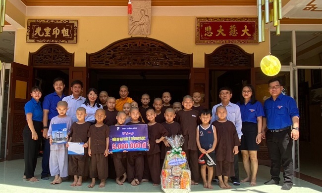 VNPT Quảng Ngãi tặng quà trẻ em mồ côi nhân dịp tết thiếu nhi 1/6/2022