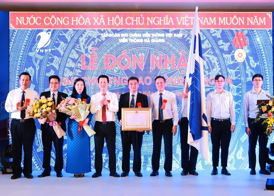 Lãnh đạo Tập đoàn VNPT cùng Ban lãnh đạo VNPT Hà Giang đón nhận Huận chương lao động hạng Ba