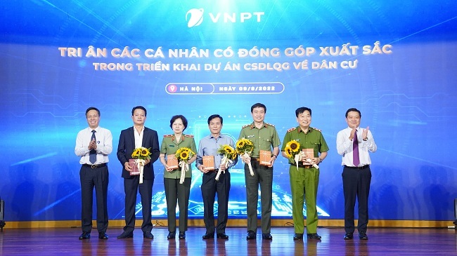 Tổng Giám đốc Tập đoàn VNPT Huỳnh Quang Liêm khen thưởng các tập thể, cá nhân, đối tác tham gia dự án