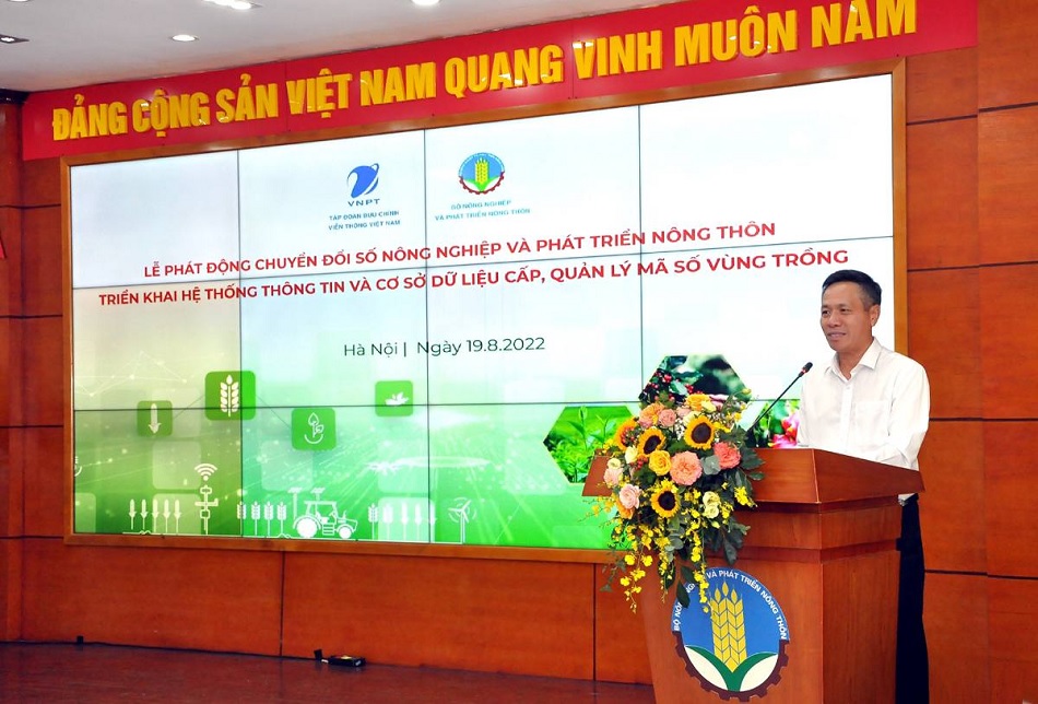 Ông Tô Dũng Thái - Chủ tịch HĐTV Tập đoàn và Lãnh đạo Bộ NN&PTNT cam kết sẽ đồng hành cùng Bộ NN&PTNT trong chuyển đổi số ngành nông nghiệp.