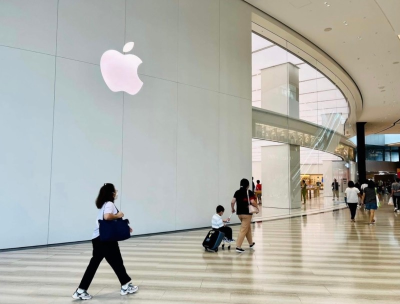 Một cửa hàng Apple Store tại Singapore không còn cảnh xếp hàng mua iPhone - Ảnh: Tuấn Thanh