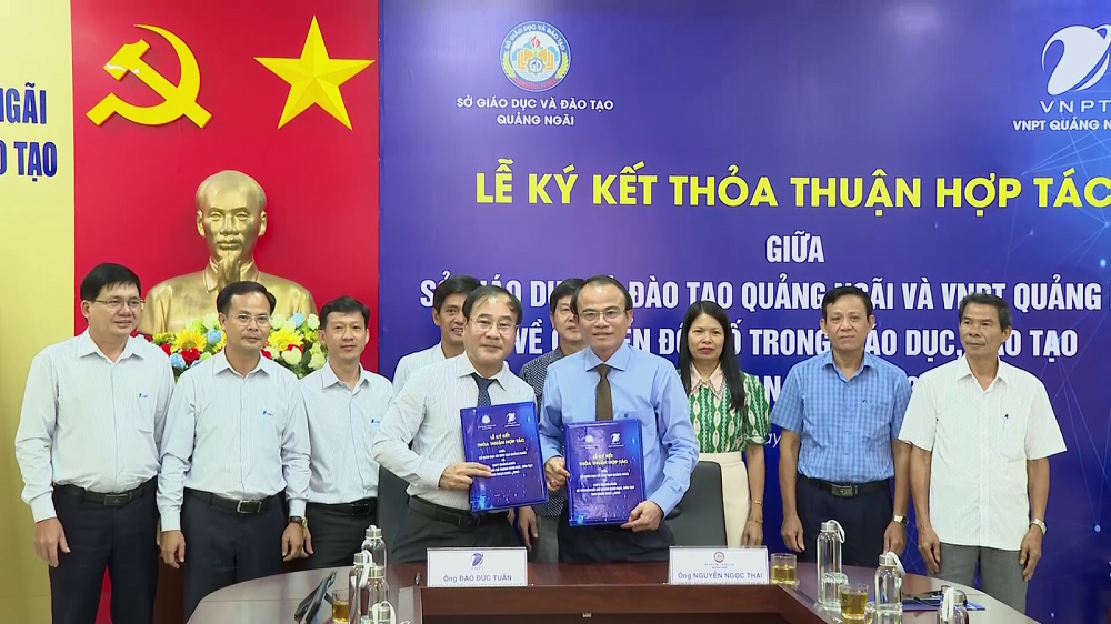 Lãnh đạo Sở GD&&ĐT và VNPT Quảng Ngãi ký kết thỏa thuận hợp tác.