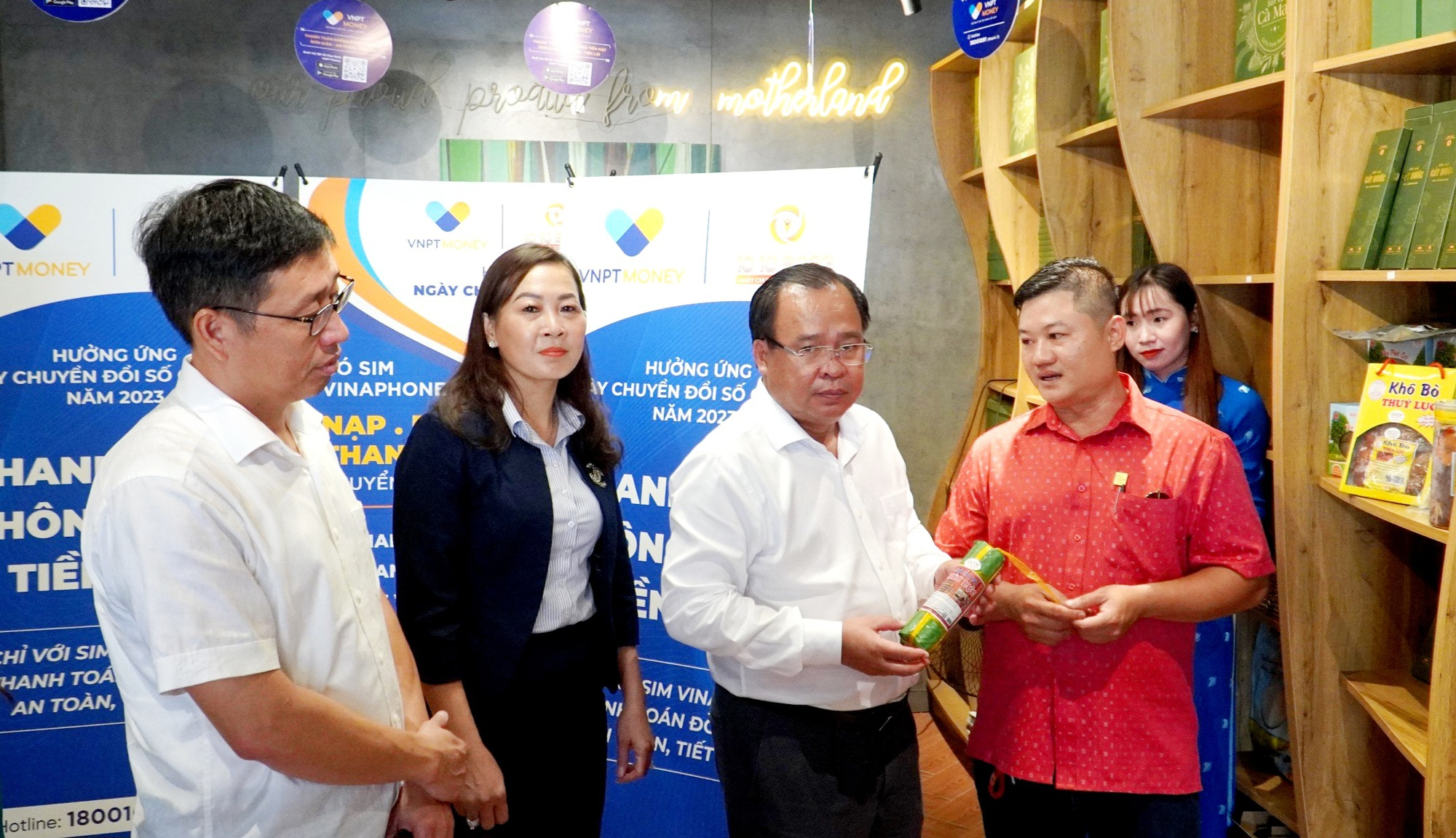 Ông Nguyễn Minh Luân - Phó Chủ tịch UBND tỉnh Cà Mau (thứ hai từ trái sang) tham dự buổi lễ.