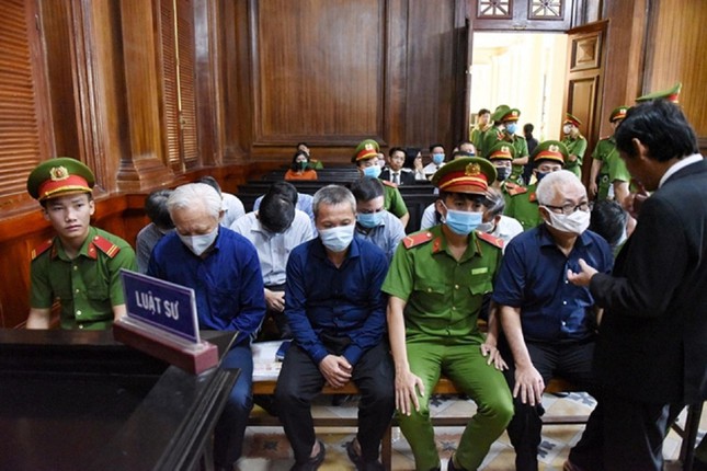 Các bị cáo trong vụ đại án DongABank tại phiên tòa.