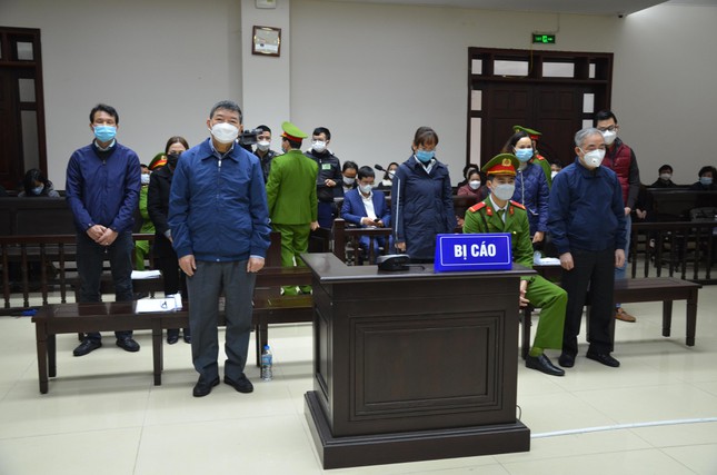 Ông Nguyễn Quốc Anh cùng nhóm bị cáo tại tòa.