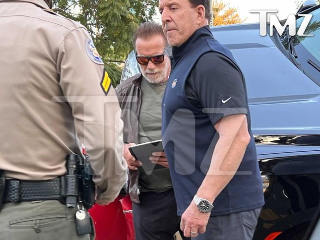 Về phần tài tử Arnold Schwarzenegger, những bức ảnh được chụp tại hiện trường cho thấy ông không bị thương, hoặc chỉ bị thương nhẹ, nên ông ở lại hiện trường để trao đổi thông tin với cảnh sát (Ảnh: TMZ).