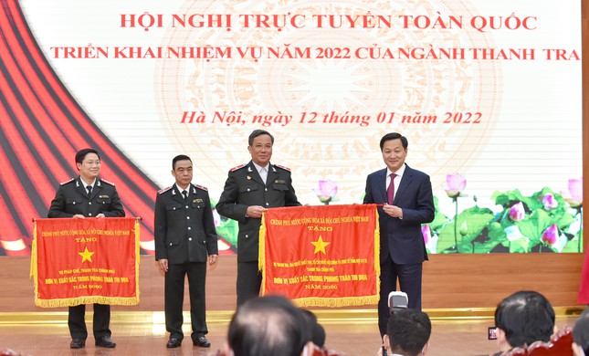Phó Thủ tướng Lê Minh Khái trao Cờ Thi đua của Chính phủ cho các đơn vị thuộc Thanh tra Chính phủ. Ảnh: VGP/Quang Thương