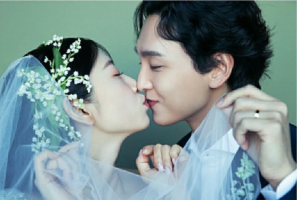 Park Shin Hye, nữ diễn viên quen thuộc của khán giả, khiến chúng ta ghen tỵ khi xem album ảnh cưới 4k của cô dâu. Nét đẹp và phong cách của cô nàng được tái hiện rõ nét trong từng bức ảnh. Hãy tìm thấy tình cảm và sự ngọt ngào của Park Shin Hye trong đám cưới của mình.