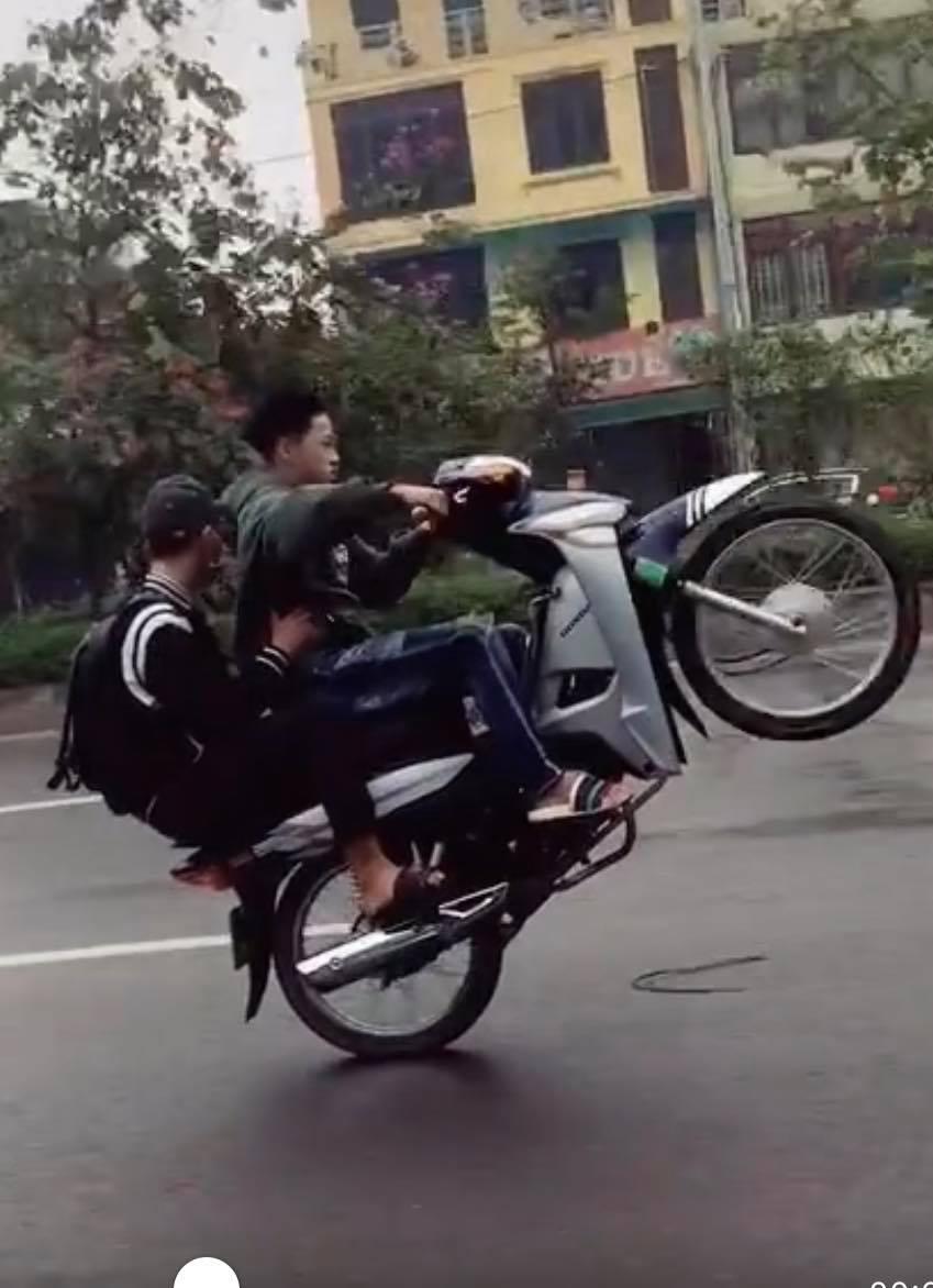 Bốc đầu xe mô tô, thanh niên ở Lục Ngạn bị khởi tố
