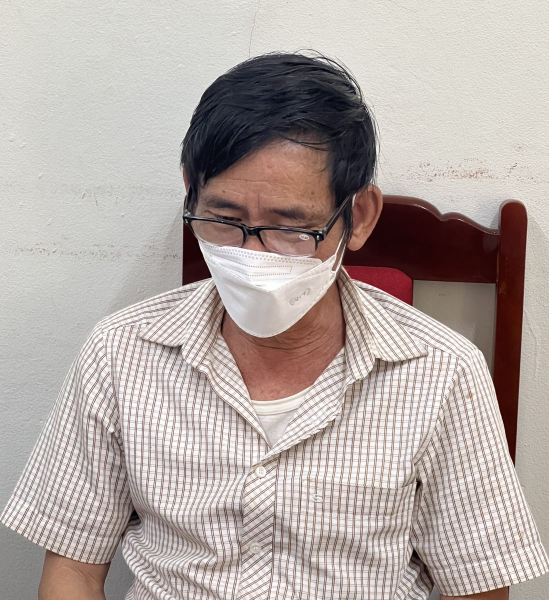 Ông Đàm Quang Thành đang khai báo tại  
Công an huyện Thường Xuân   