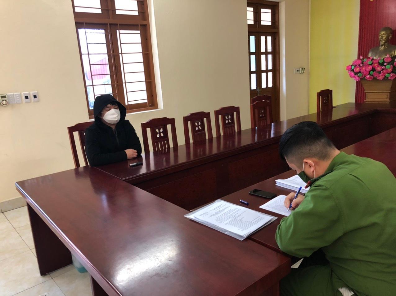 Công an phường Yên Thanh làm việc với đối tượng trốn tránh chốt kiểm soát