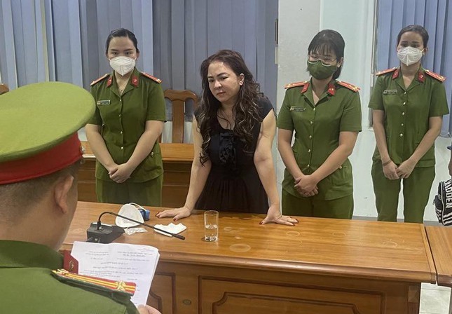 Bà Nguyễn Phương Hằng thời điểm công an công bố quyết định khởi tố bị can, lệnh bắt tạm giam. Ảnh: CA